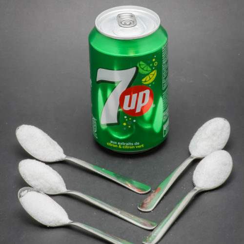 1 canette de 33cl de 7up contient 4,6 cuil. à café de sucre