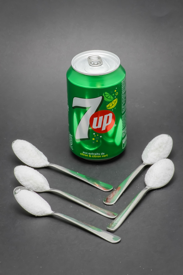 1 canette de 33cl de 7up contient 4,6 cuil. à café de sucre