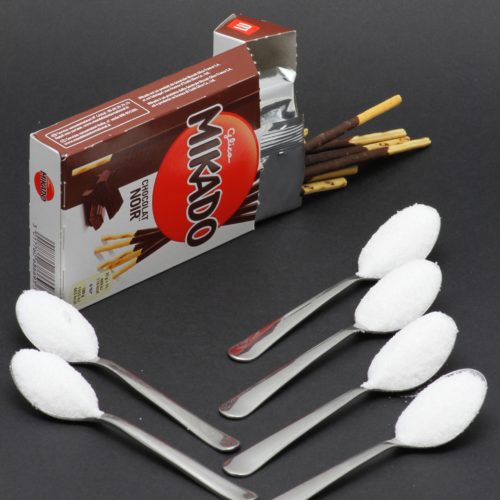 1 boite de Mikado au chocolat noir contient 5,8 cuil. à café de sucre