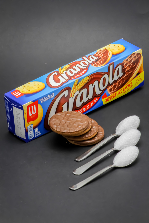 4 biscuits Granola contiennent 2,9 cuil. à café de sucre