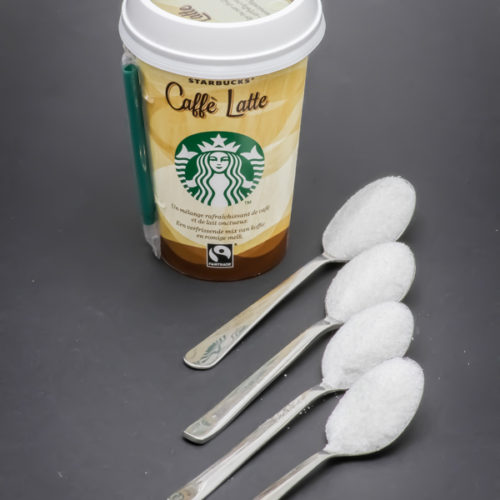 1 Caffé Latte Starbucks de 22cl contient 4 cuil. à café de sucre