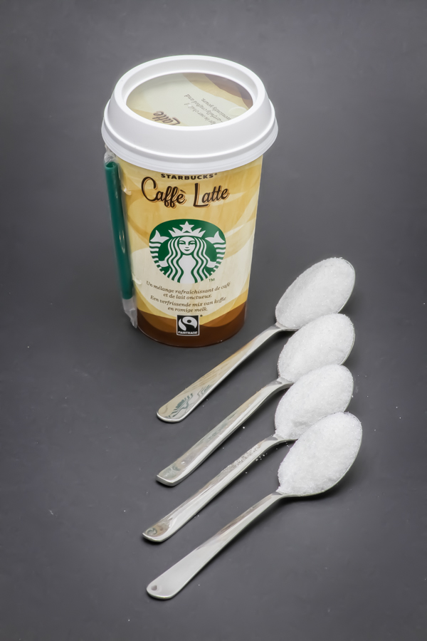 1 Caffé Latte Starbucks de 22cl contient 4 cuil. à café de sucre