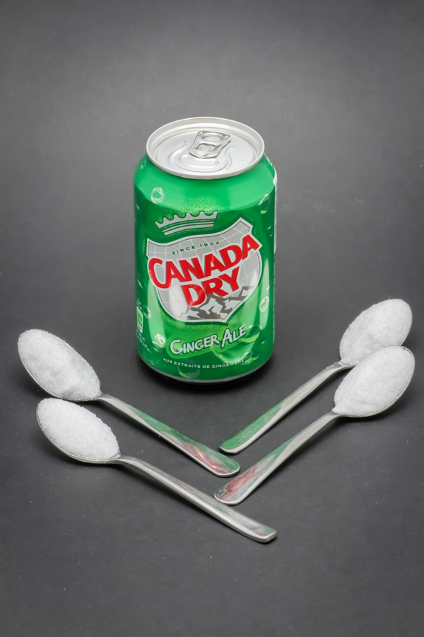1 canette de 33cl de Canada Dry contient 3,7 cuil. à café de sucre