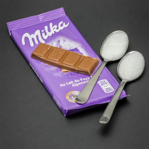 1 barre de chocolat au lait Milka contient 2 cuil. à café de sucre