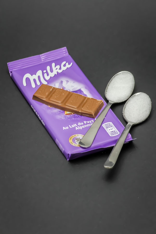 1 barre de chocolat au lait Milka contient 2 cuil. à café de sucre