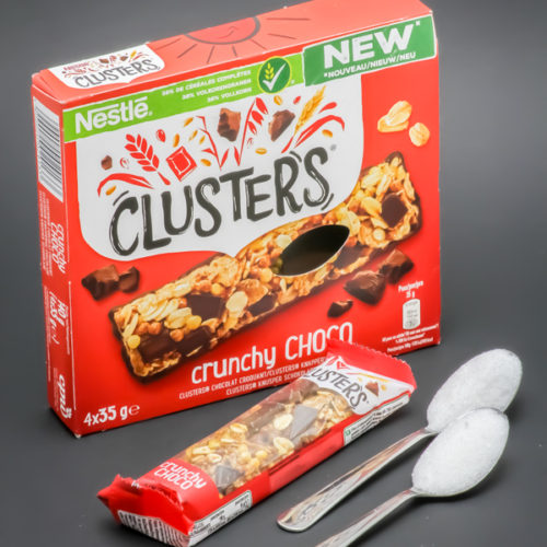 1 barre Clusters crunchy choco Nestlé contient 1,8 cuil. à café de sucre soit 9,1g