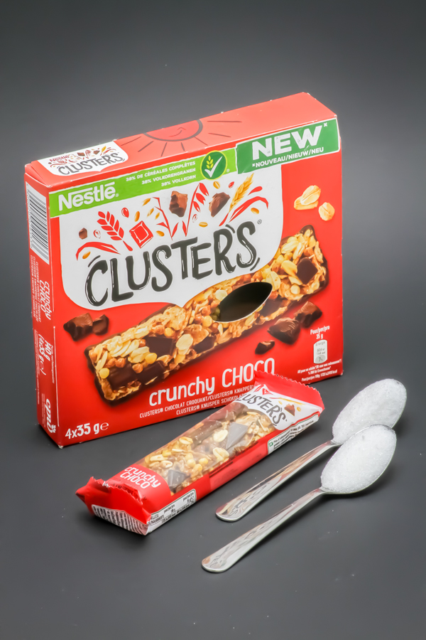 1 barre Clusters crunchy choco Nestlé contient 1,8 cuil. à café de sucre soit 9,1g