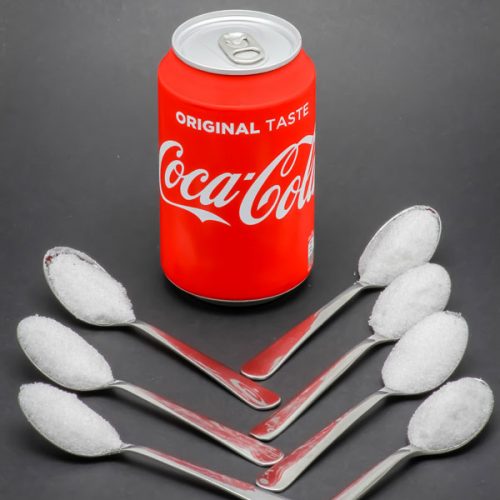 1 canette de 33cl de Coca Cola contient 7 cuil. à café de sucre