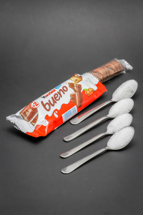 1 sachet de 2 Kinder Bueno contient 3,6 cuil. à café de sucre