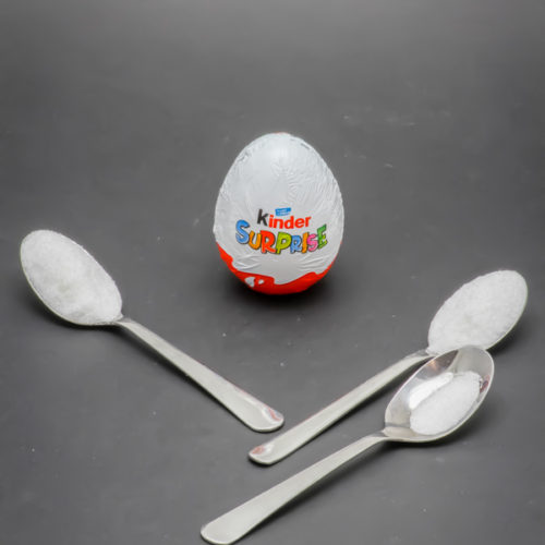 1 Kinder Surprise contient 2 cuil. à café de sucre