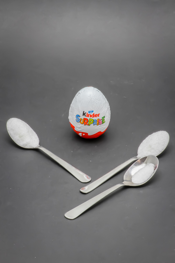 1 Kinder Surprise contient 2 cuil. à café de sucre