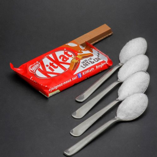 1 KitKat 4 barres contient de 4 cuil. à café de sucre