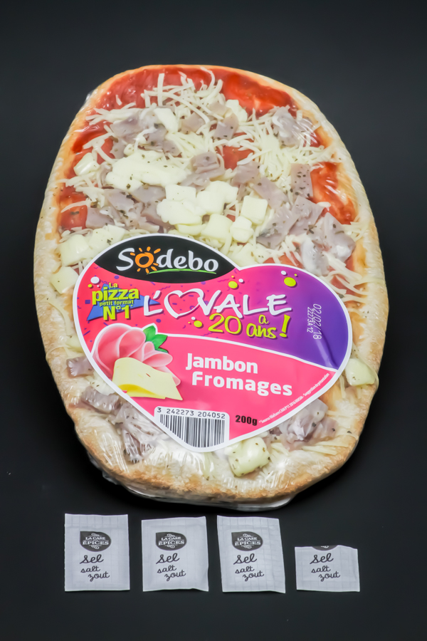 1 pizza l'Ovale jambon fromages de Sodebo 3,62 dosettes de sel soit 2,9g