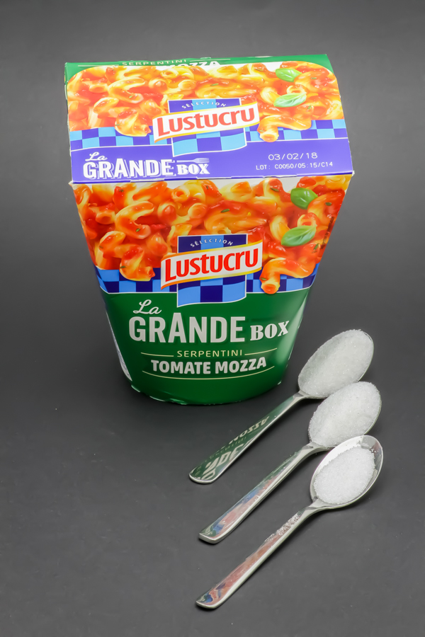 La Grande Box serpentini tomate mozza de Lustucru contient 2,2 cuil. à café de sucre