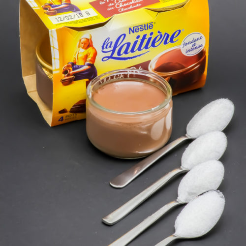 1 petit pot de crème au chocolat La Laituère contient 3,6 cuil. à café de sucre