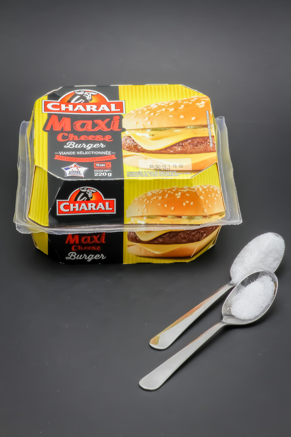 1 maxi cheese burger Charal contient 1,2 cuil. à café de sucre soit 5,9g