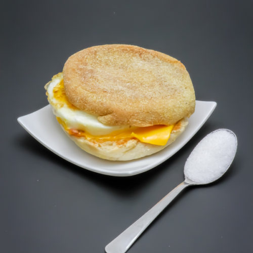 1 McMuffin bacon & egg contient 0,6 cuil. à café de sucre