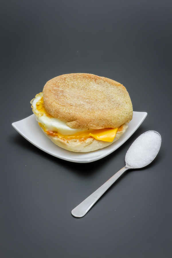 1 McMuffin bacon & egg contient 0,6 cuil. à café de sucre