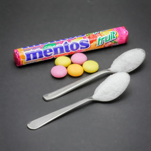 5 bonbons Mentos fruit contiennent 1,9 cuil. à café de sucre