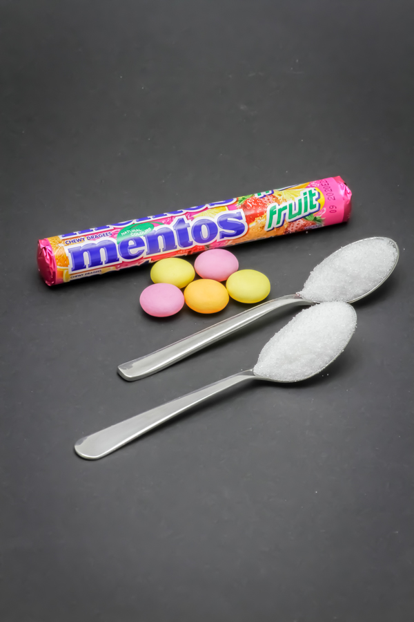 5 bonbons Mentos fruit contiennent 1,9 cuil. à café de sucre