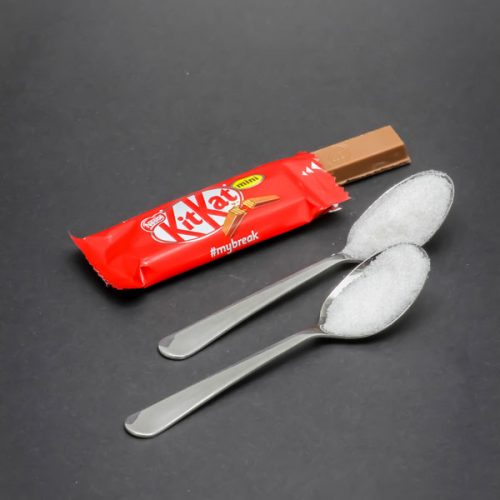 1 mini KitKat contient 1,6 cuil. à café de sucre