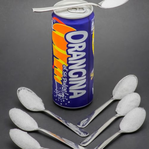 1 canette de 33cl d'Orangina contient 6,5 cuil. à café de sucre