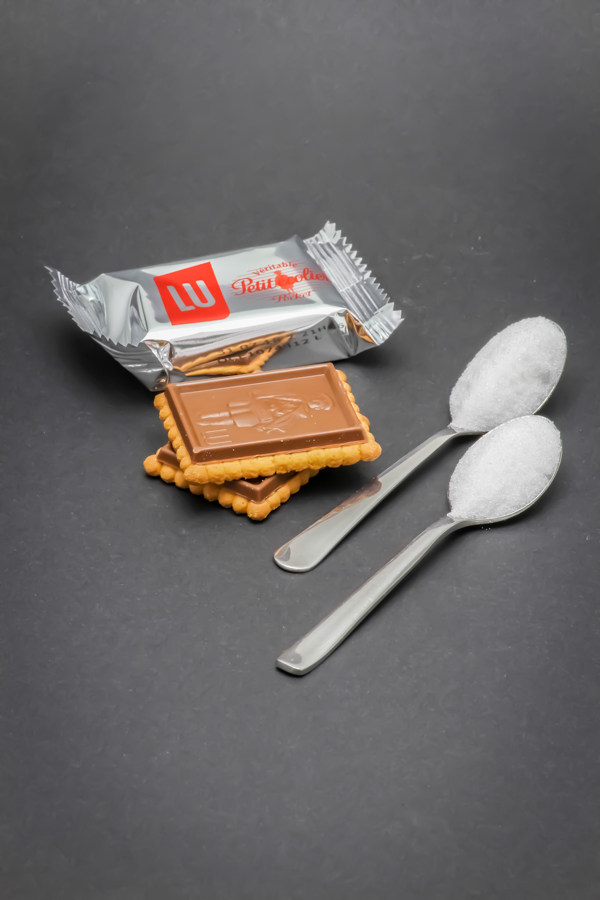 1 sachet de 2 Petit Ecolier de Lu contient 2 cuillères à café de sucre