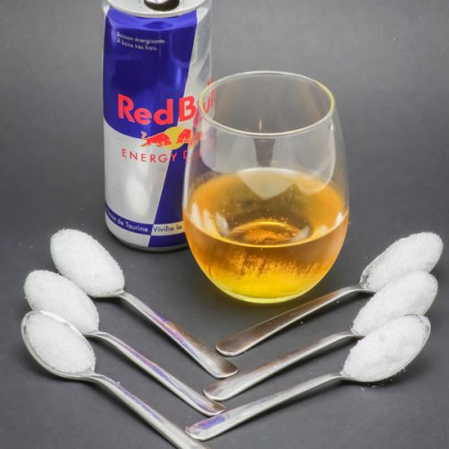 1 canette de 250ml de RedBull contient de 5,5 cuil. à café de sucre