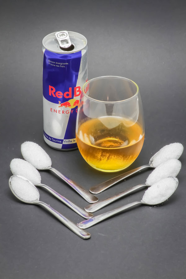 1 canette de 250ml de RedBull contient de 5,5 cuil. à café de sucre