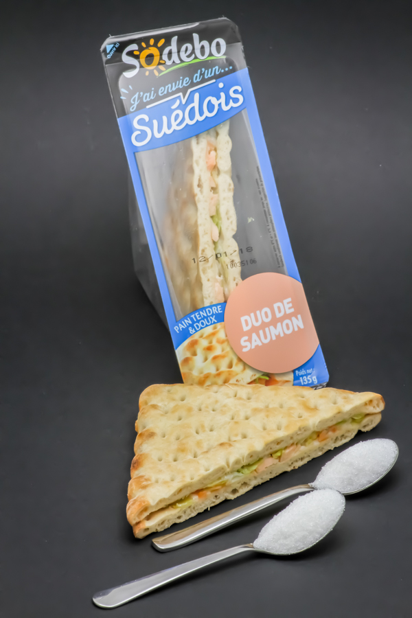 1 sandwich suédois au saumon (2 triangles) Sodebo contient 1,9 cuil. à café de sucre