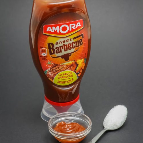 19g de sauce barbecue Amora contiennent 1 cuil. à café de sucre