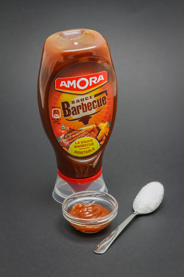 19g de sauce barbecue Amora contiennent 1 cuil. à café de sucre