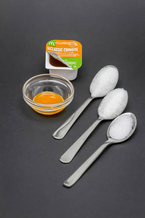 1 petit pot de sauce chinoise McDonald's contient de 2,2 cuil. à café de sucre