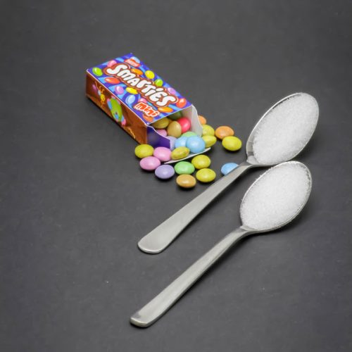 1 mini boite de Smarties contient près de 2 cuil. à café de sucre