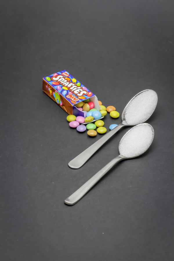 1 mini boite de Smarties contient près de 2 cuil. à café de sucre