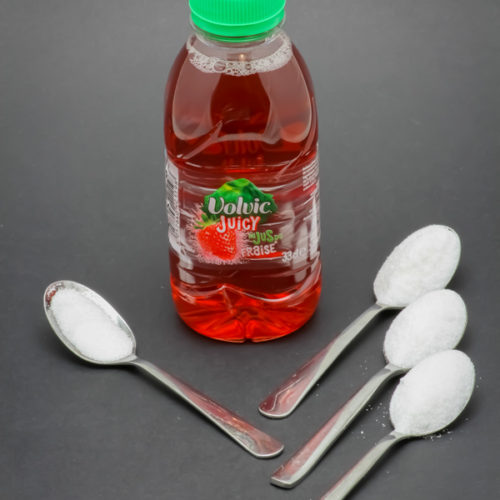 33cl de Volvic Juicy fraise contiennent 3,2 cuil. à café de sucre