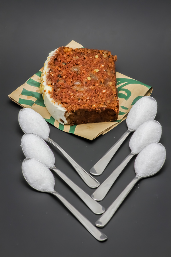 1 tranche de carrot cake Starbucks contient 5,9 cuil. à café de sucre soit 29,7g