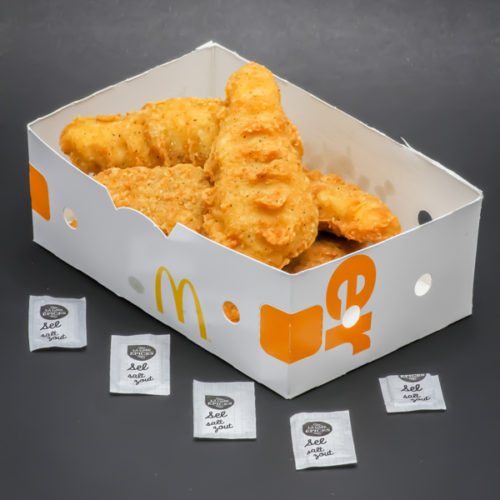1 boite de 8 chicken sticks McDonald's contient 4,6 dosettes de sel soit 3,7g