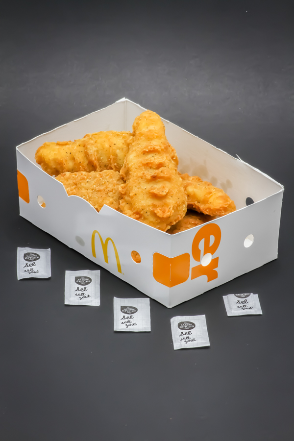 1 boite de 8 chicken sticks McDonald's contient 4,6 dosettes de sel soit 3,7g
