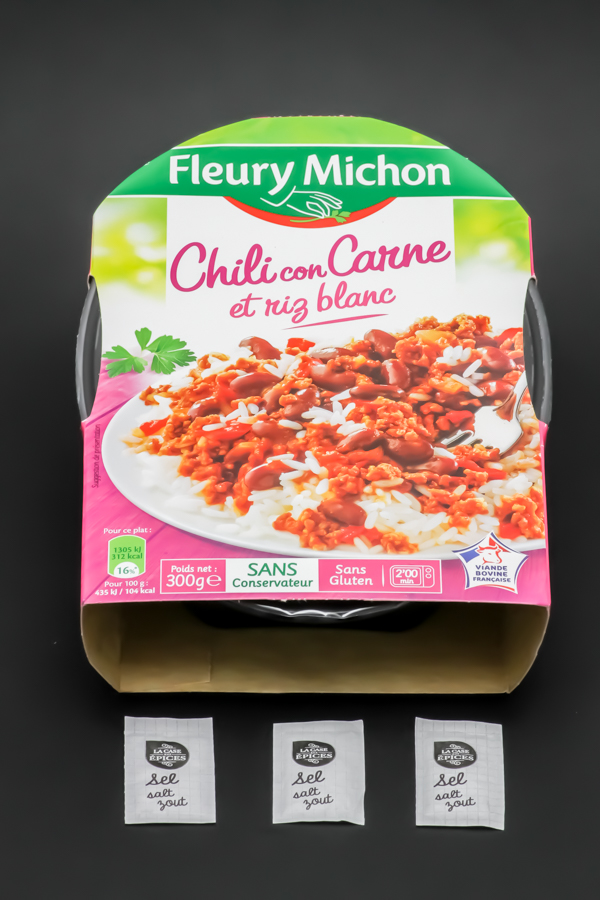 1 barquette de chili con carne Fleury Michon contient 3 dosettes de sel soit 2,4g