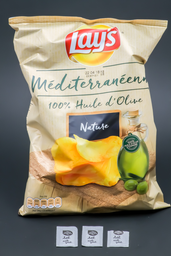 1 sachet de chips méditerranéenne Lay's de 130g contient 2,8 dosettes de sel soit 2,21g