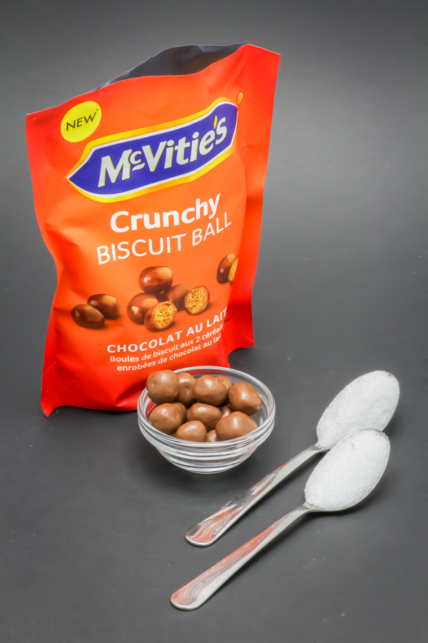 24g de crunchy biscuit ball de McVitie's contiennent 2 cuil. à café de sucre soit 10g