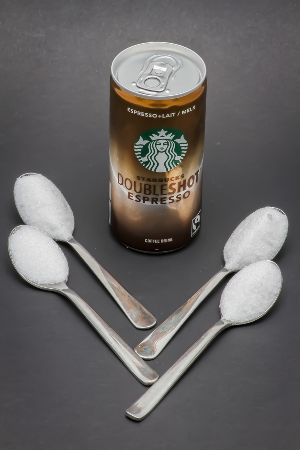 1 Doubleshot Espresso Starbucks de 20cl contient 3,7 cuil. à café de sucre soit 18,4g