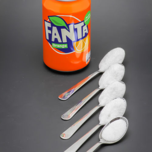 1 Fanta orange de 33cl contient 4,2 cuil. à café de sucre soit 21g