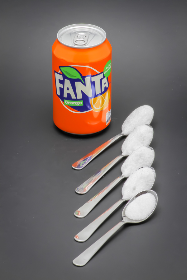 1 Fanta orange de 33cl contient 4,2 cuil. à café de sucre soit 21g
