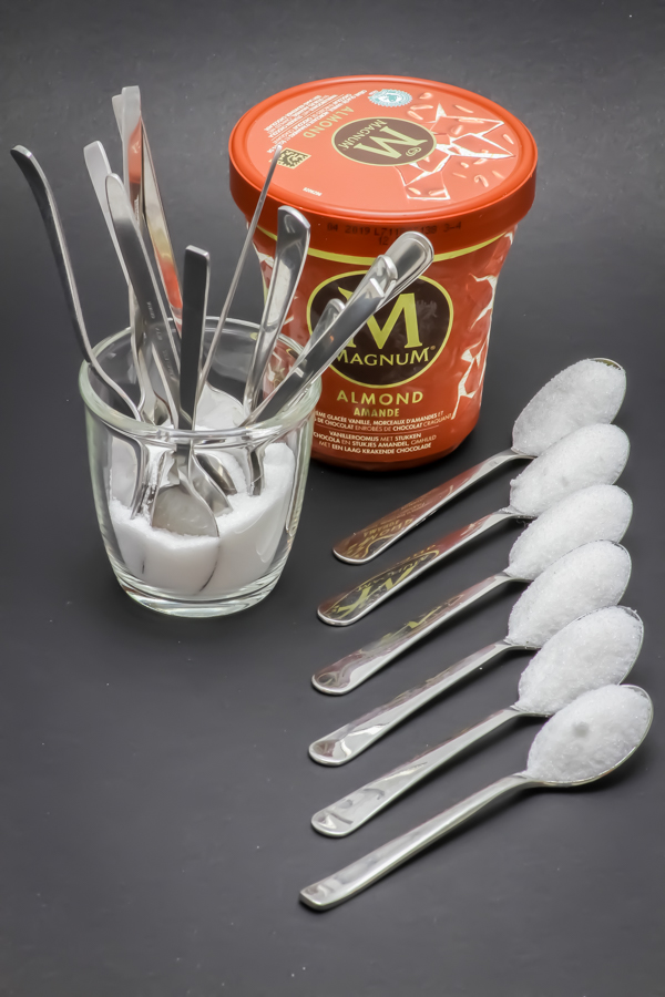 1 pot de 440ml de glace almond Magnum contient 17,8 cuil. à café de sucre soit 89,1g