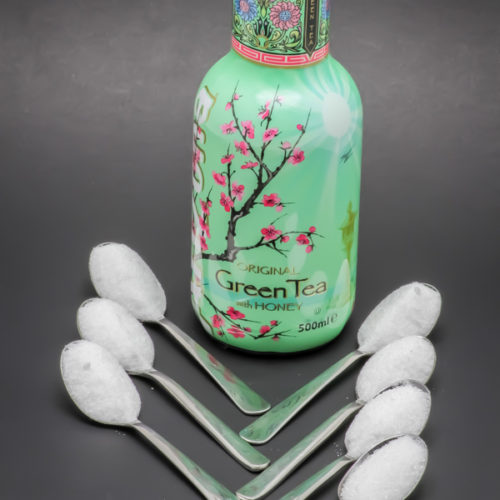 1 Green Tea with honey de 50cl Arizona contient 6,7 cuil. à café de sucre soit 33,5g