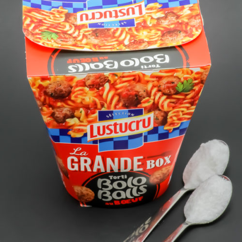 La Grande Box torti bolo balls de Lustucru contient 2 cuil. à café de sucre soit 10,4g