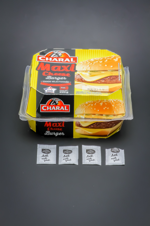 1 maxi cheese burger Charal contient 3,8 dosettes de sel soit 3,04g