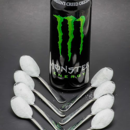 1 Monster Energy de 50cl contient 8,4 cuil. à café de sucre soit 42g